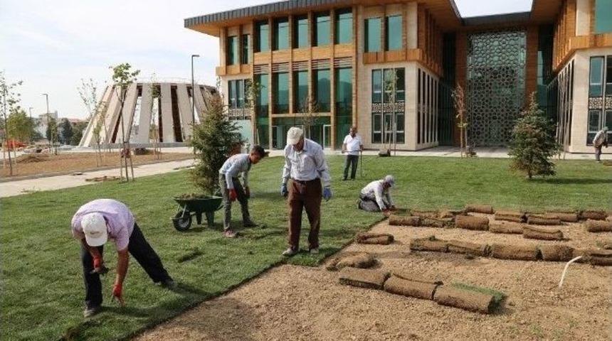 Başiskele&rsquo;de Belediye Hizmet Binasının &Ccedil;evre D&uuml;zenlemesi Yapılıyor