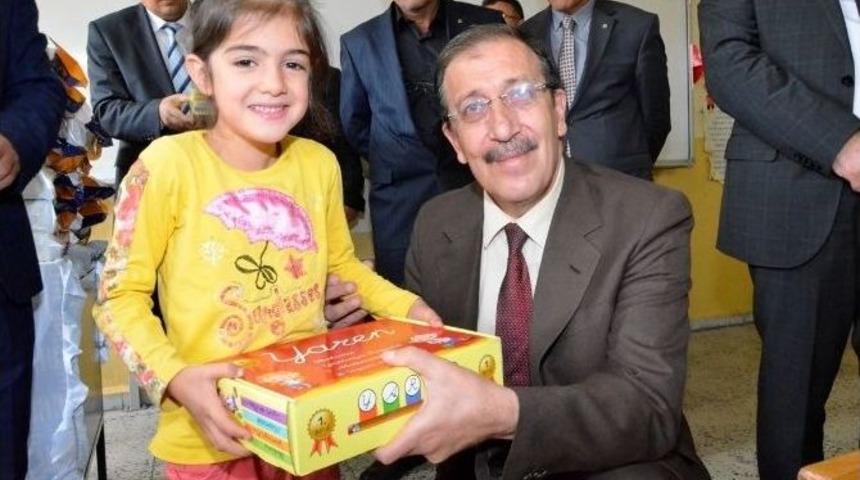 Paland&ouml;ken Belediyesi&rsquo;nce &Ouml;ğrencilere Eğitim Seti Hediye Edildi