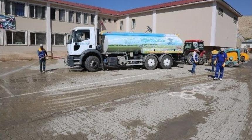 Tuşba Belediyesi&rsquo;nden Eğitime Temizlik Desteği