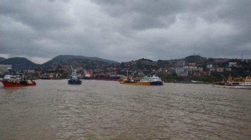 Şiddetli Fırtınada Tekneler Limana Sığındı