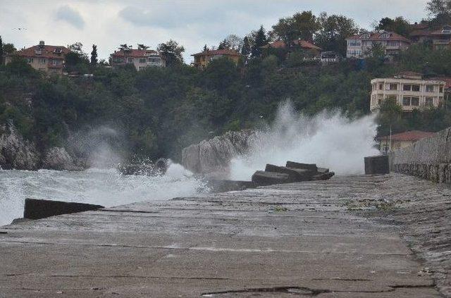 Şiddetli Fırtınada Tekneler Limana Sığındı