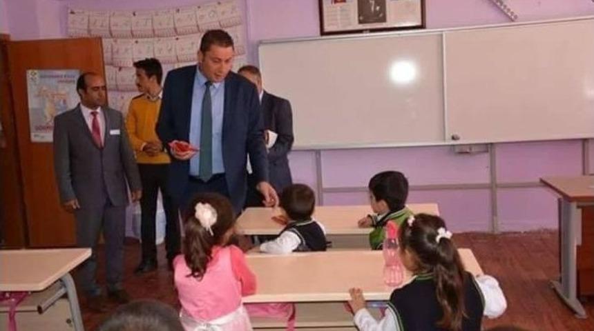 Aşkale Milli Eğitim M&uuml;d&uuml;r&uuml; Erdem&rsquo;den, 1. Sınıflara &Ccedil;ikolatalı Moral