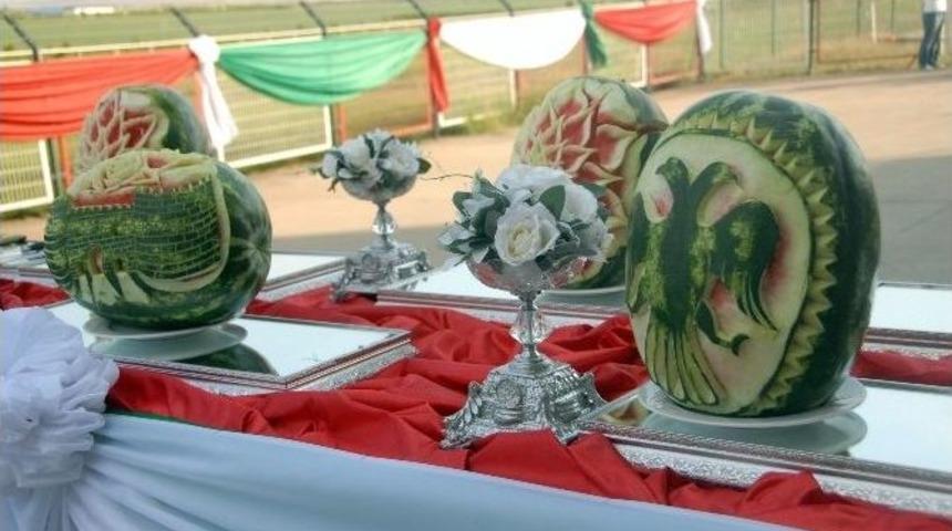 Diyarbakırlı Aş&ccedil;ının Karpuzu Oyma Sanatı İlgi G&ouml;r&uuml;yor