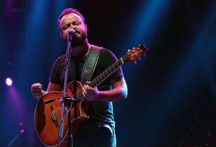 Yaşar Ve Seksendört Yağmur Altında Söyledi G1