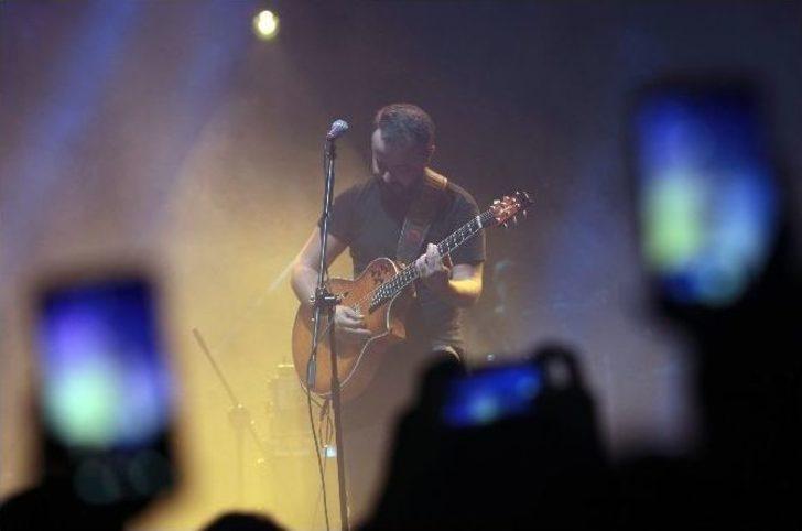 Yaşar Ve Seksendört Yağmur Altında Söyledi G2