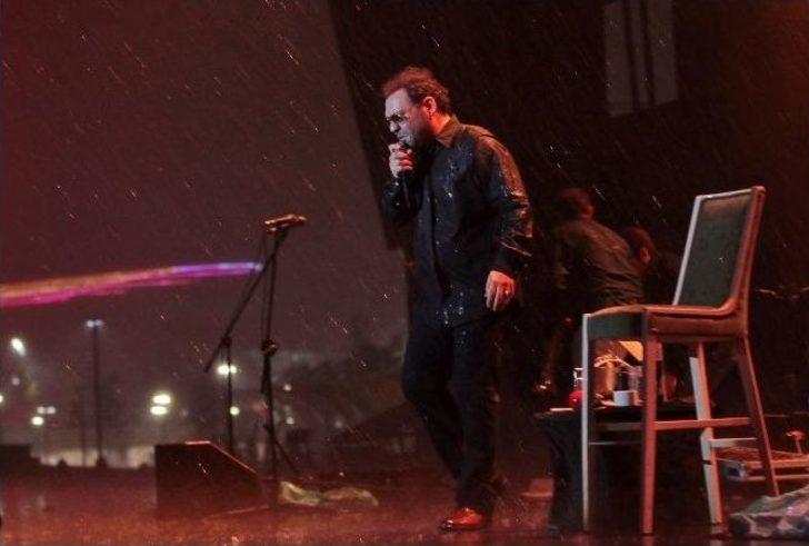 Yaşar Ve Seksendört Yağmur Altında Söyledi G3