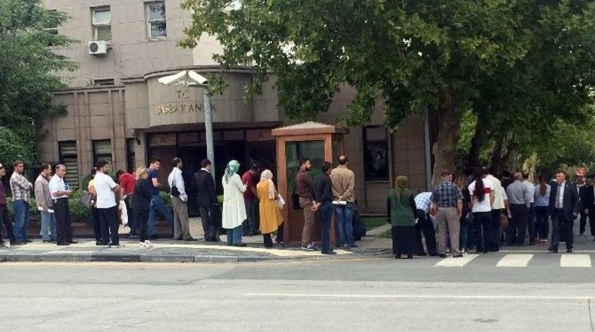 "fet&ouml; Soruşturması Mağduru" Olduklarını İddia Edenler Başbakanlık &Ouml;n&uuml;nde Kuyruk Oluşturdu