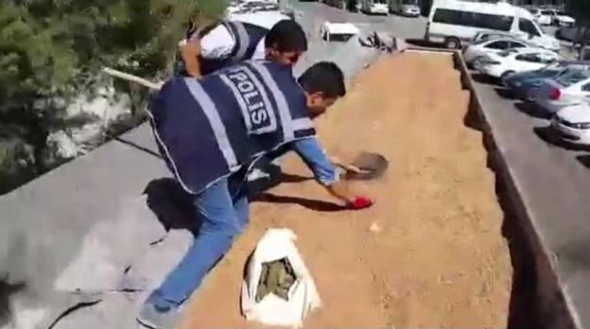 Eline K&uuml;reği Alan Polisler Esrar Aradı