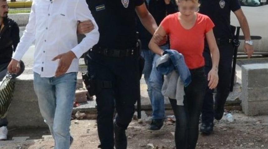 Gen&ccedil; Kızı Uyuşturucuya Alıştırdıkları İddia Edilen 4 Kişi Yakalandı