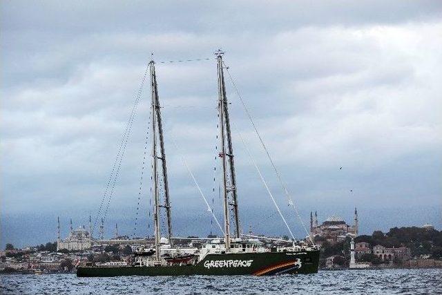 Greenpeace’in Rainbow Warrior Gemisi Boğaz’dan Geçti