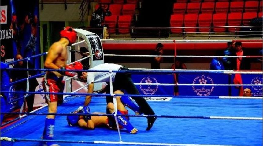 Kick Boksta D&uuml;nya &Uuml;&ccedil;&uuml;n&uuml;c&uuml;s&uuml; Olan Emre Kuru Yurda D&ouml;nd&uuml;