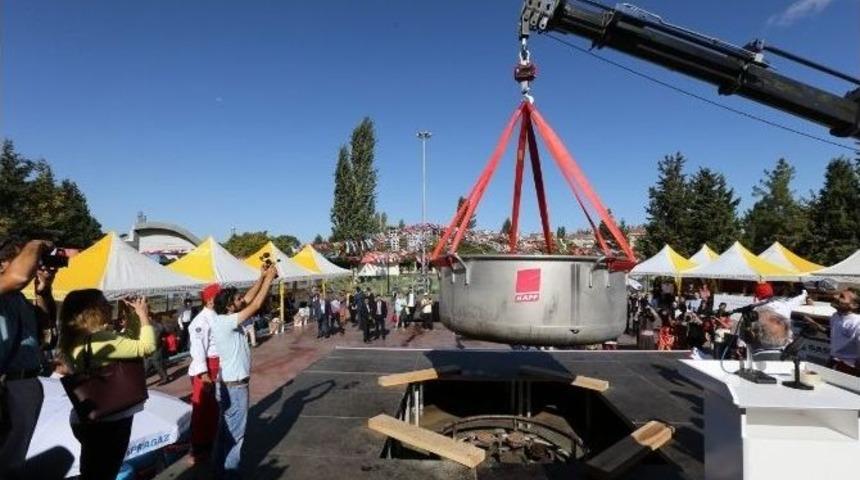 Gaziantep, D&uuml;nya Barışı İ&ccedil;in 3 Ton 192 Kilo Aşure Pişirdi