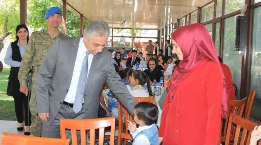 Hakkari&rsquo;de Şehit Ve Gazi Ailelerine Yemek Verildi