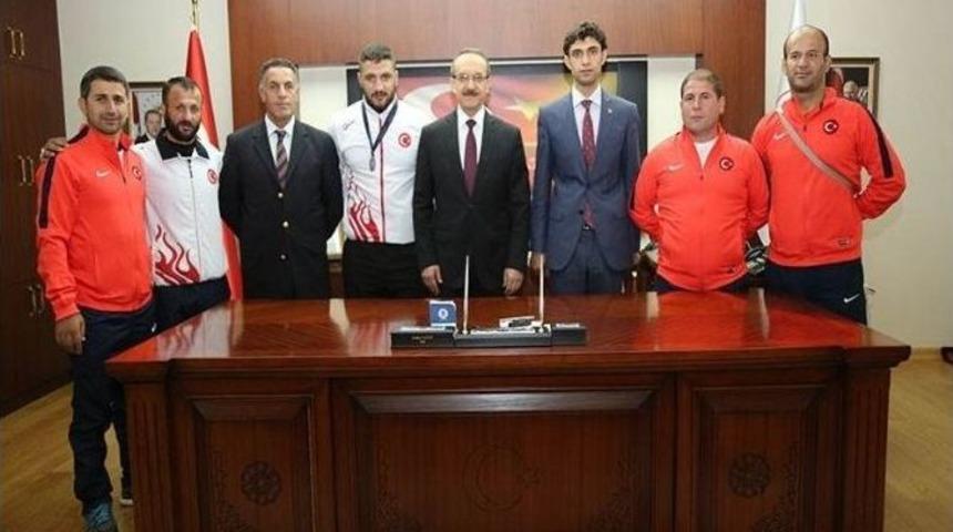 D&uuml;nya &Uuml;&ccedil;&uuml;nc&uuml;s&uuml; Sporcudan Vali Yavuz&rsquo;a Ziyaret