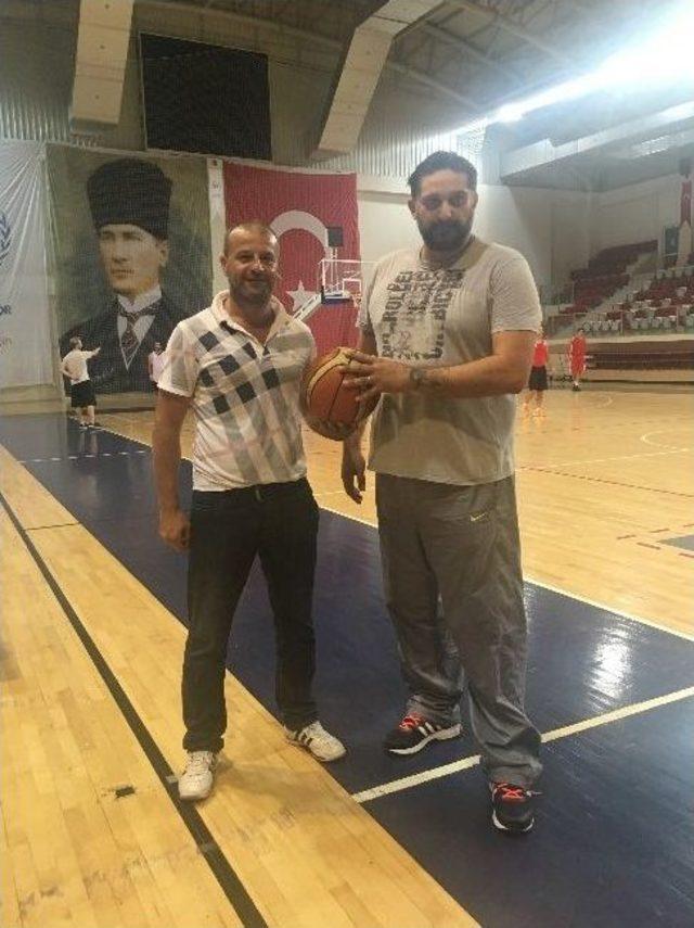 Eski Fenerbahçeli 10 Yıl Sonra Basketbola Antrenör Olarak Geri Döndü