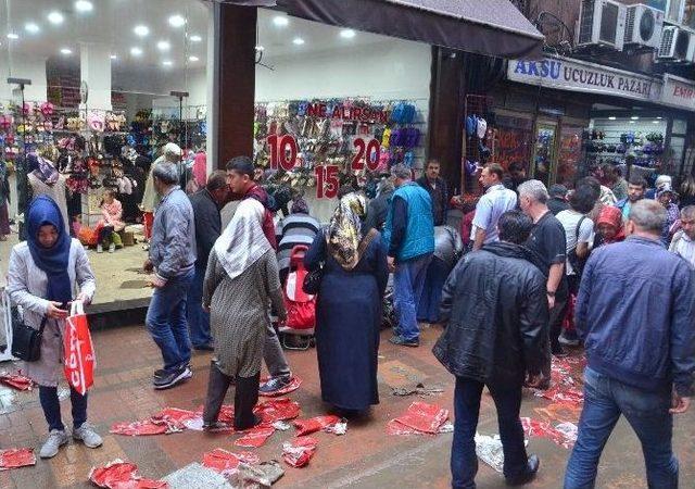 Selden Zarar Gören Ürünler Dörtte Bir Fiyatına Satıldı, Vatandaş Birbiriyle Yarıştı