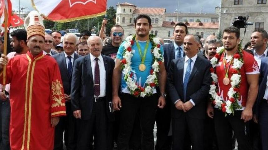 Olimpiyat Şampiyonu Taha Akg&uuml;l&rsquo;e Memleketi Sivas&rsquo;ta Coşkulu Karşılama