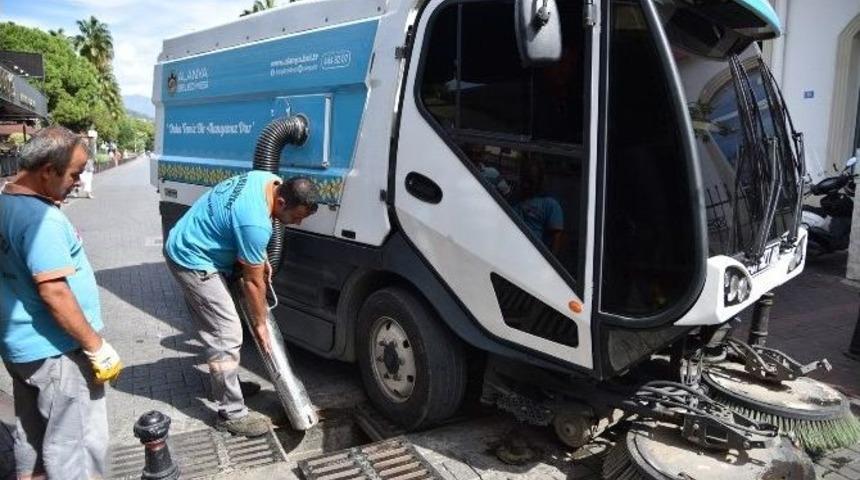 Alanya’da Yağmur Suyu Mazgalları Temizleniyor