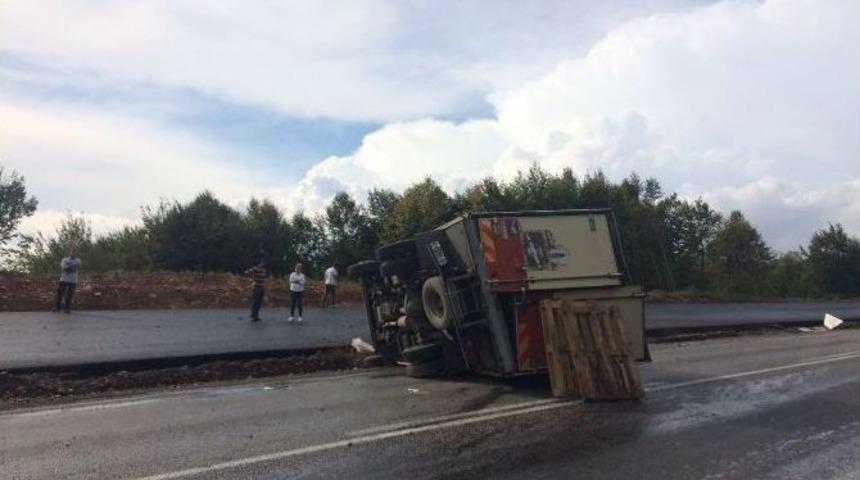 Kayganlaşan Yolda İki Kamyon Devrildi