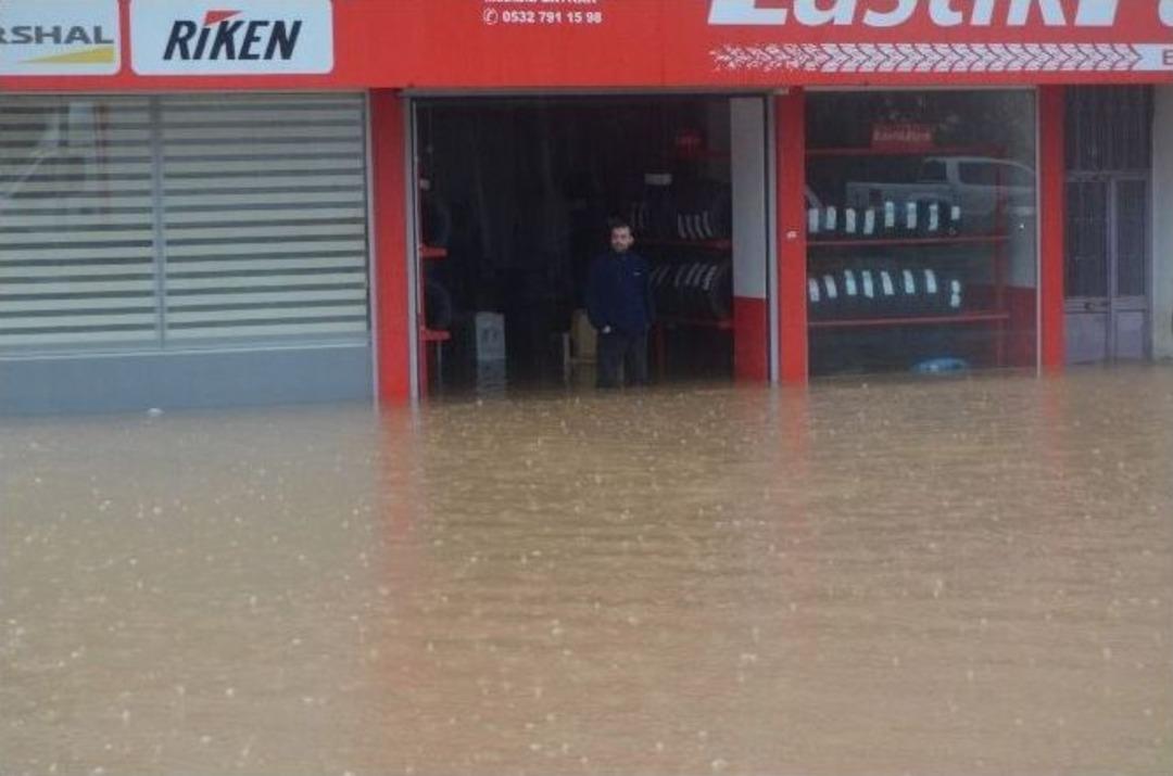 Beşikd&uuml;z&uuml; İl&ccedil;esinde Okulda Mahsur Kalan &Ouml;ğretmen Ve &Ouml;ğrenciler Botlar Ve İtfaiye Ara&ccedil;ları İle Kurtarıldı