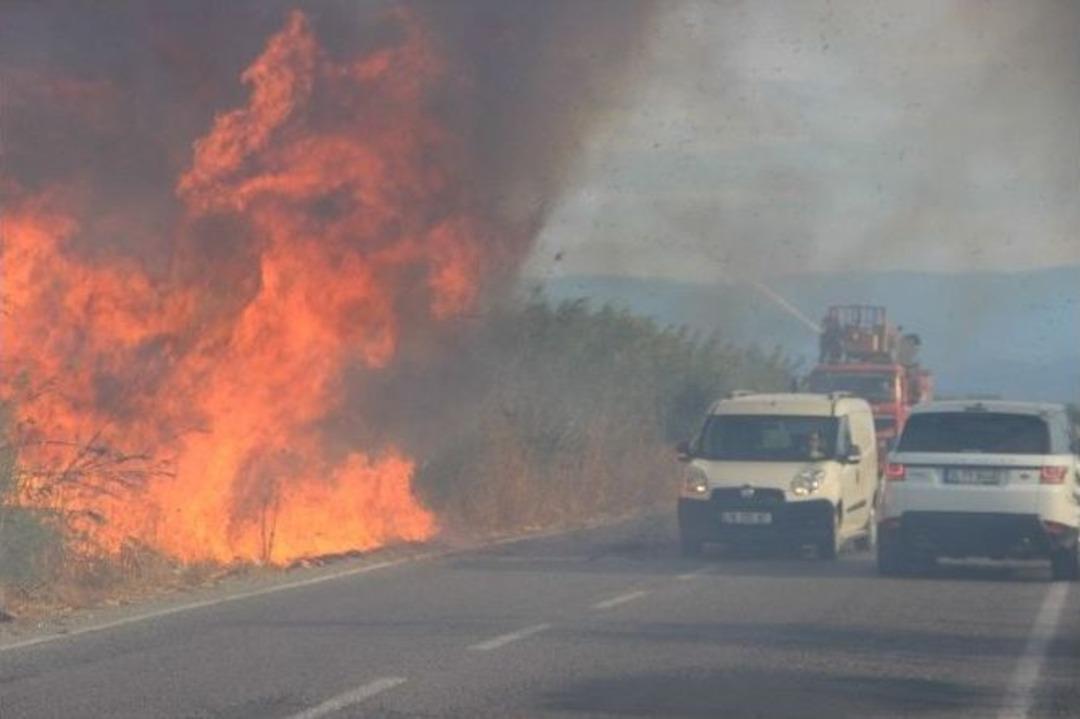 Sazlık Yangını S&uuml;r&uuml;c&uuml;lere Zor Anlar Yaşattı