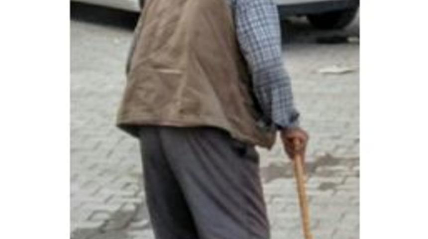 Yaşlı Adam Eşini Bı&ccedil;aklayarak &Ouml;ld&uuml;rd&uuml;