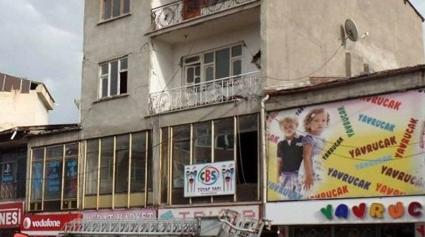 Erciş’te Fırtına Çatıları Uçurdu