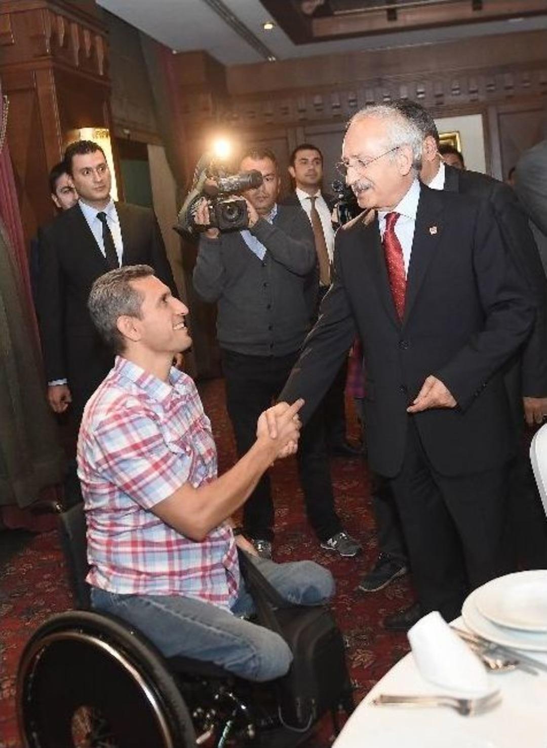 Chp Genel Başkanı Kılı&ccedil;daroğlu, Gazilerle Bir Araya Geldi