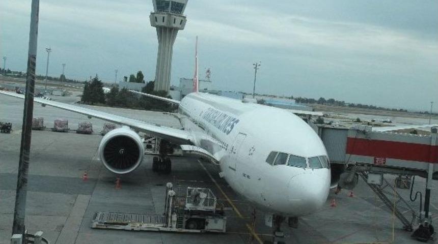 Uçağa Bagaj Yükleme Aracı Çarptı