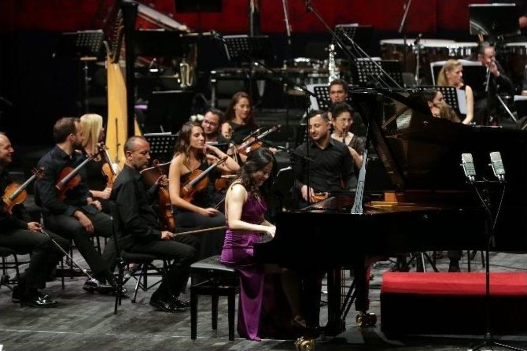 D&uuml;nyaca &Uuml;nl&uuml; Pianist Zhag Zuo, Piyanosunu Demokrasi İ&ccedil;in &Ccedil;aldı