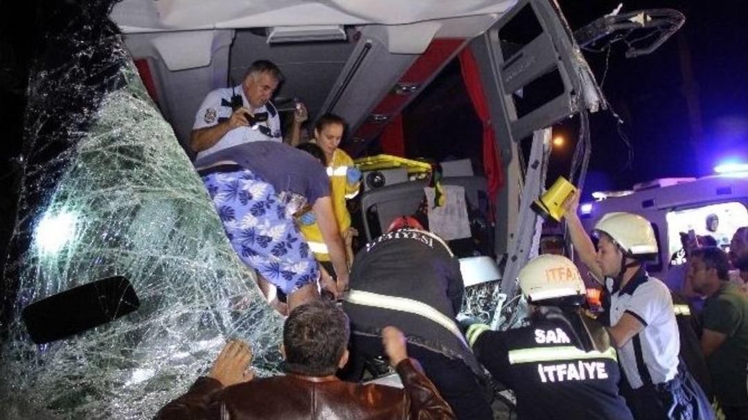 Kamyonlarla &Ccedil;arpışan Otob&uuml;s&uuml;n Şof&ouml;r&uuml; Aracın İ&ccedil;inde Sıkıştı