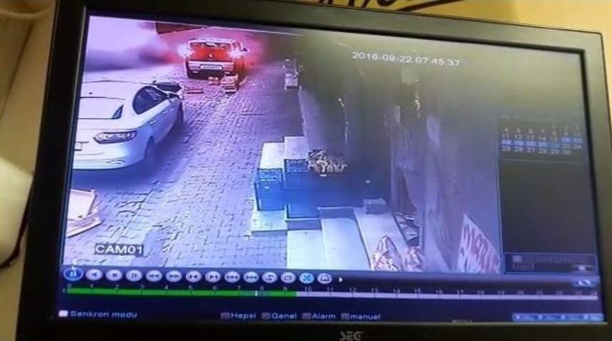 Bağcılar&rsquo;da Binanın &Ccedil;&ouml;kme Anı G&uuml;venlik Kamerasında