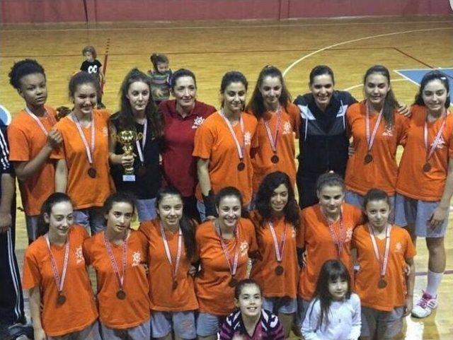 12 Yaşında Voleybolcu, Eczacıbaşı’nda