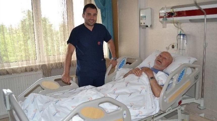 92 Yaşındaki Hastanın İdrar Kesesinden 7 Santimetre &Ccedil;apında Taş Alındı