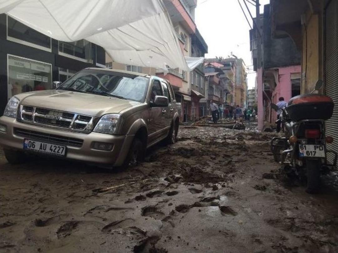 Beşikd&uuml;z&uuml;&rsquo;nde Yağmur Ve Sel Suları &Ccedil;ekilince Selin Boyutları Ortaya &Ccedil;ıktı