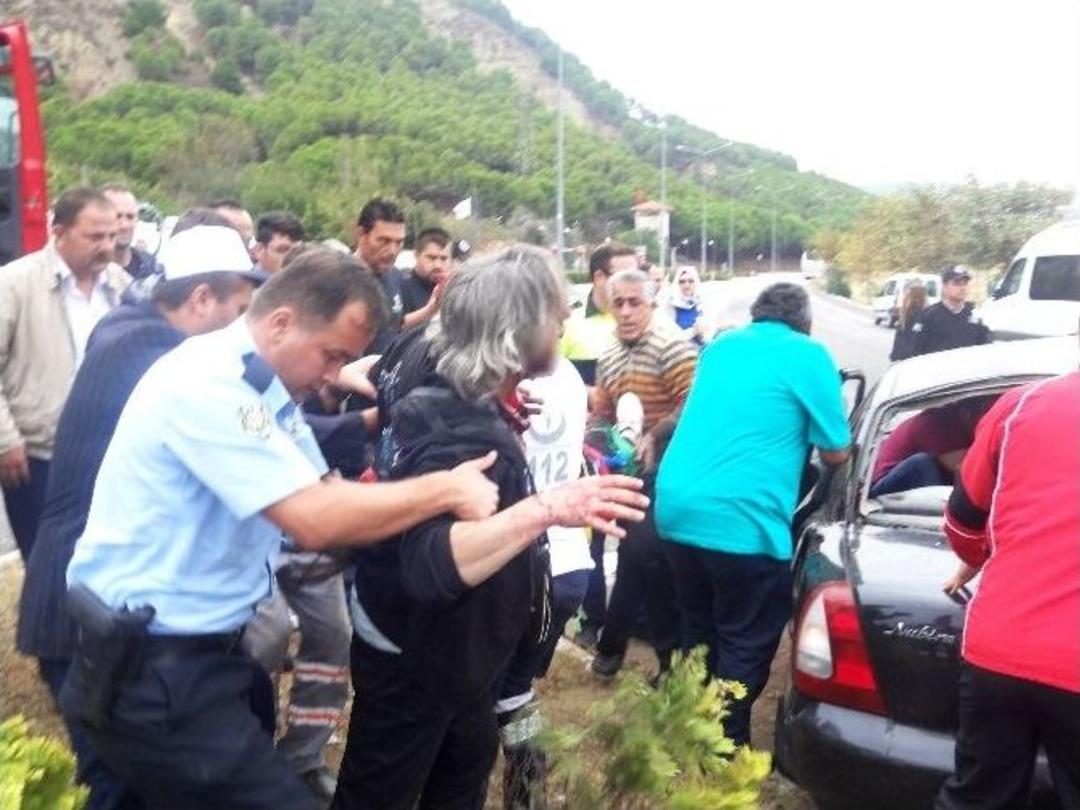 &Ccedil;anakkale&rsquo;de Tur Otob&uuml;s&uuml;yle Otomobil &Ccedil;arpıştı: 3 Yaralı