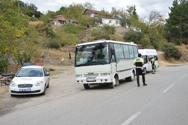 Niksar Polisi Öğrenci Servislerini Denetledi