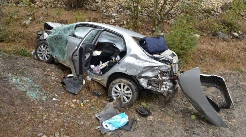 &Ccedil;orum&rsquo;da Otomobil Tarlaya U&ccedil;tu: 2 Yaralı