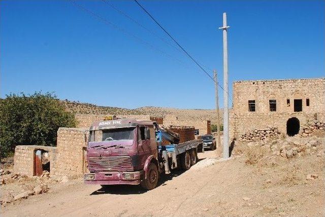 Dicle Elektrik Köy Şebekelerini Yeniliyor