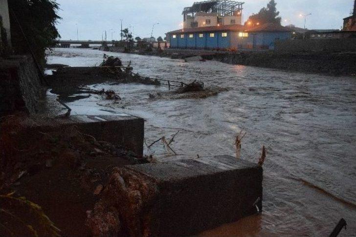 Giresun’un Eynesil İlçesinde Dere Kenarlarındaki Ev Ve İş Yerleri Sele Teslim Oldu G2