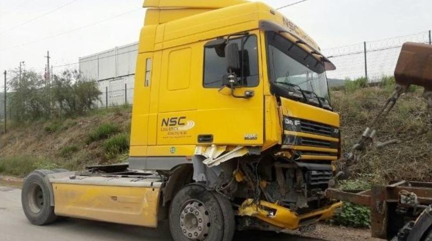 Arızalanan Aracını Kontrol Eden S&uuml;r&uuml;c&uuml;ye Tır &Ccedil;arptı: 1 &Ouml;l&uuml;