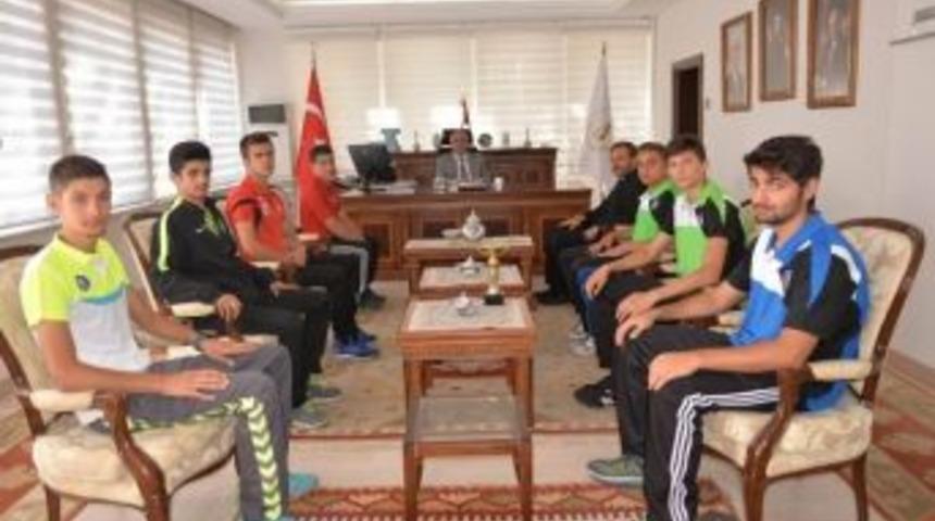 Vali, Boks Şampiyonlarını Kabul Etti