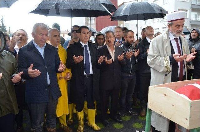 Başbakan Yardımcısı Canikli Ve İçişleri Bakanı Soylu Selde Hayatını Kaybeden Oğuzhan’ın Cenazesine Katıldı