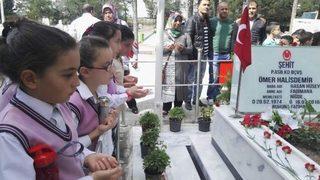 Şehit Ömer Halisdemir’in Mezarlığını Ziyaret Eden Öğrenciler Gözyaşlarını Tutamadı