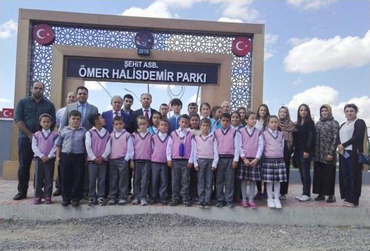 Şehit Ömer Halisdemir’in Mezarlığını Ziyaret Eden Öğrenciler Gözyaşlarını Tutamadı G2