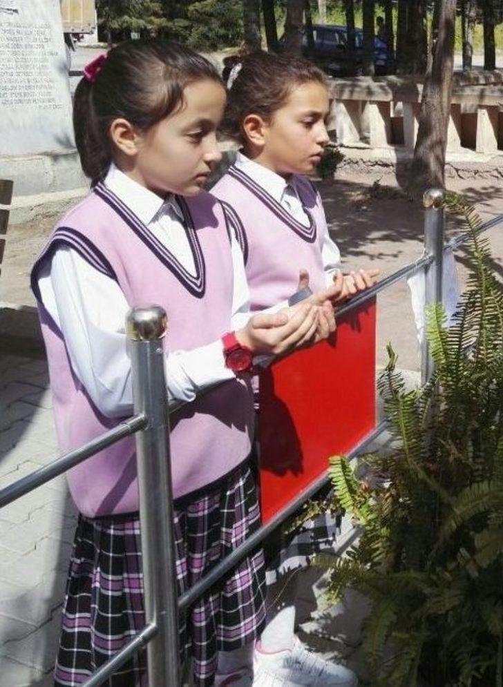 Şehit Ömer Halisdemir’in Mezarlığını Ziyaret Eden Öğrenciler Gözyaşlarını Tutamadı G3