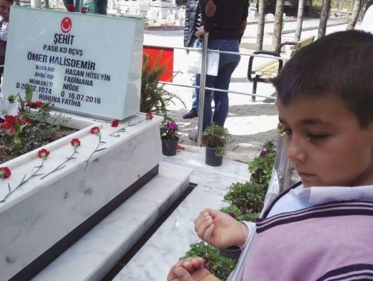 Şehit Ömer Halisdemir’in Mezarlığını Ziyaret Eden Öğrenciler Gözyaşlarını Tutamadı G4