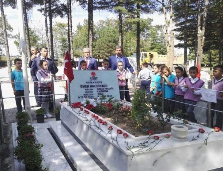 Şehit Ömer Halisdemir’in Mezarlığını Ziyaret Eden Öğrenciler Gözyaşlarını Tutamadı G5