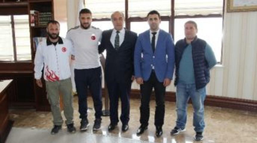 Şampiyon Sporcudan Rekt&ouml;r Polat&rsquo;a Ziyaret