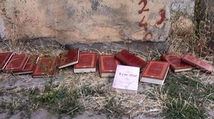 Sivas&rsquo;ta Risale-i Nur Kitaplarını Sokağa Attılar